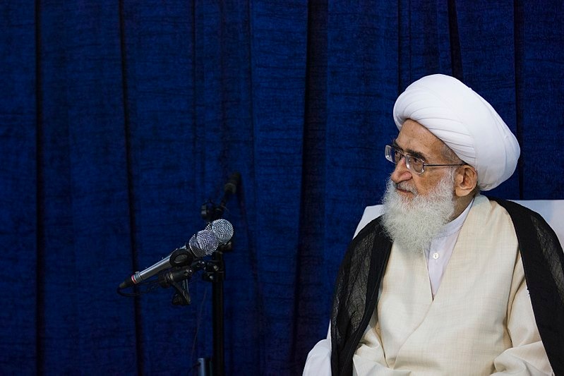 تذکر آیت الله نوری همدانی به مسئولان  باید در راستای ایجاد رفاه و آسایش مردم تلاش خود را انجام دهید